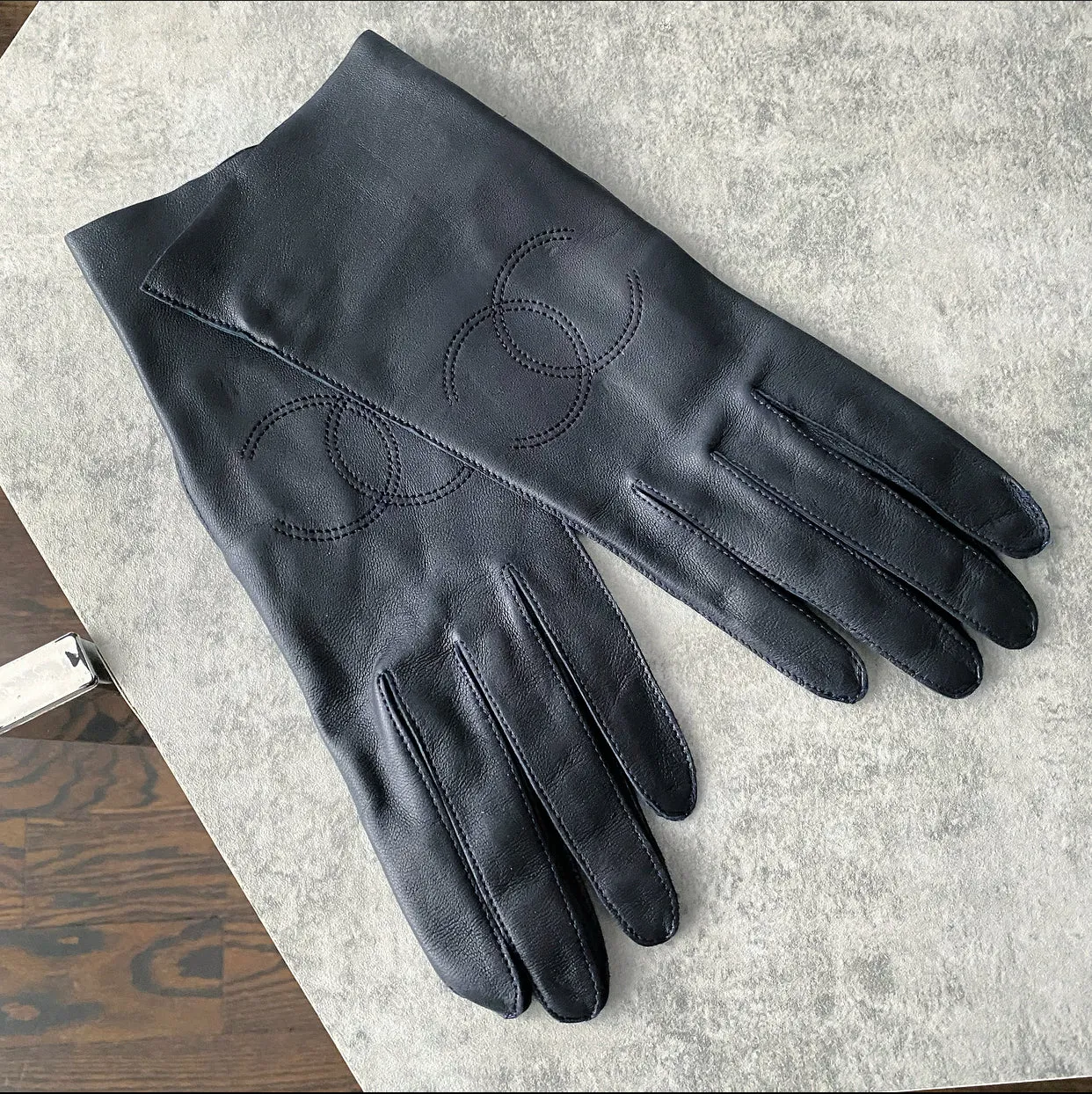 Chanel Leather CC Logo Gloves - 7